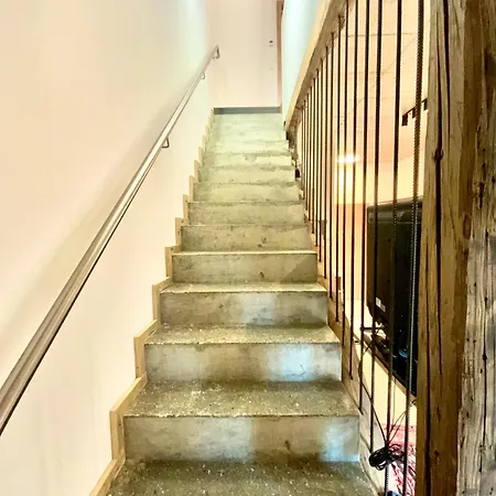 Waterfront - Urbane Eleganz Am Bachufer شقة