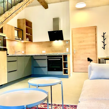 Waterfront - Urbane Eleganz Am Bachufer فيلاخ