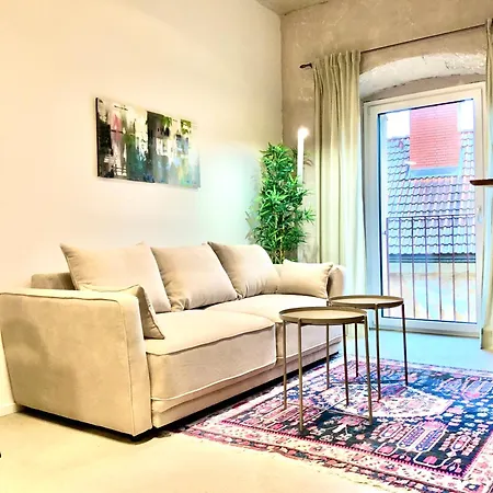 Waterfront - Urbane Eleganz Am Bachufer فيلاخ